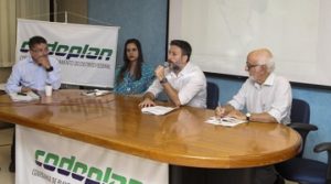 Lucio Rennó, presidente da Codeplan, ladeado por Fernanda Luz, da SUDECO, Aldo Paviani e Sergio Jatobá em sessão de apresentação dos dados sobre Formosa