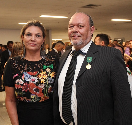 Maria Nazaré e Douglas Queiroz, empregados da Codeplan, recebem Medalha Mérito Buriti