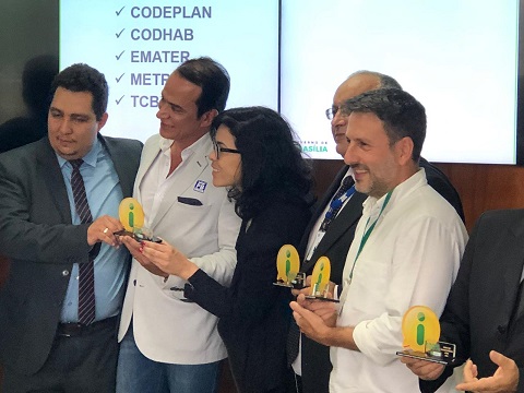 Presidente da Codeplan, Lucio Renoó, recebe prêmio por alcançar 100% de Transparência Ativa