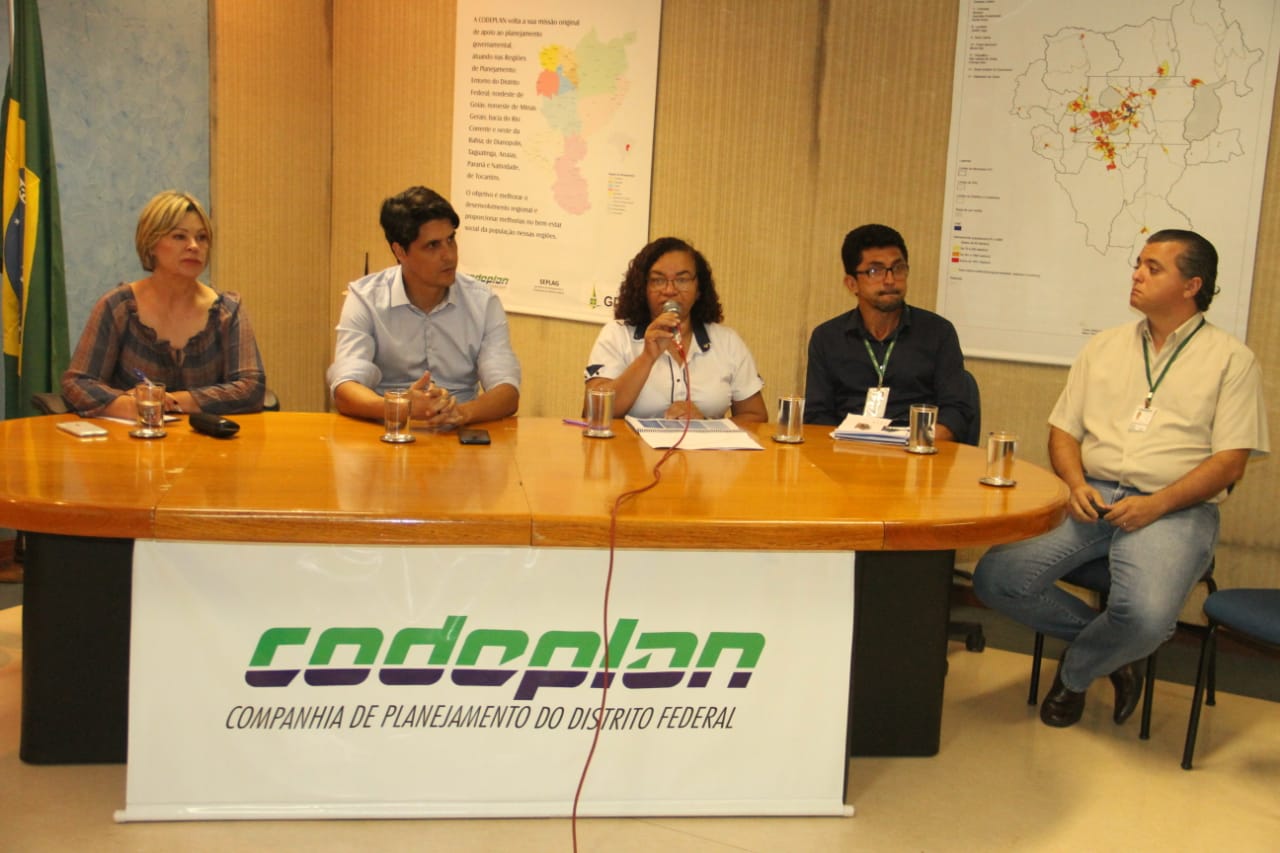 Administradora Regional do Riacho Fundo II, Ana Maria da Silva, comenta os dados para sua RA durante a divulgação na Codeplan