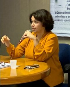 Coordenadora da Unidade de Desenvolvimento Humano do PNUD Brasil, Betina Ferraz, apresenta relatório na Codeplan